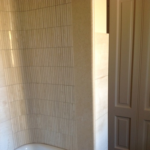 bagno in pietra e ceramica